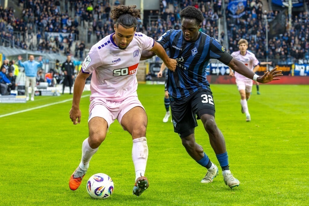 Fußball 3. Liga Saison 2025/26, 10. Spieltag: Waldhof Mannheim gegen VfL Osnabrück***Bild: Kennedy Okpala (32, Mannheim) und Yigit Karademir (4, Osanbrück) im Kampf um den Ball | Fußball 3. Liga Saison 2025/26, 10. Spieltag: Waldhof Mannheim gegen VfL Osnabrück***Bild: Kennedy Okpala (32, Mannheim) und Yigit Karademir (4, Osanbrück) im Kampf um den Ball - Realisiert mit Pictrs.com