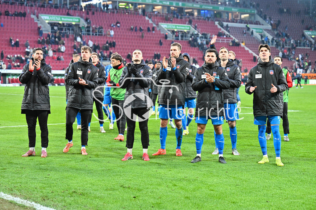 FC Augsburg - 1. FC Heidenheim | AUGSBURG, GERMANY - 15. FEBRUARY: hängende Köpfe bei den Heidenheimern nach der Niederlage gegen Augsburg nach dem Bundesligamatch zwischen dem FC Augsburg und dem 1. FC Heidenheim am 22. Spieltag in der WWK-Arena / DFL REGULATIONS PROHIBIT ANY USE OF PHOTOGRAPHS AS IMAGE SEQUENCES AND/OR QUASI-VIDEO / Patrick MAINKA (1. FC Heidenheim 6), Marnon BUSCH (1. FC Heidenheim 2), Mathias HONSAK (1. FC Heidenheim 17)