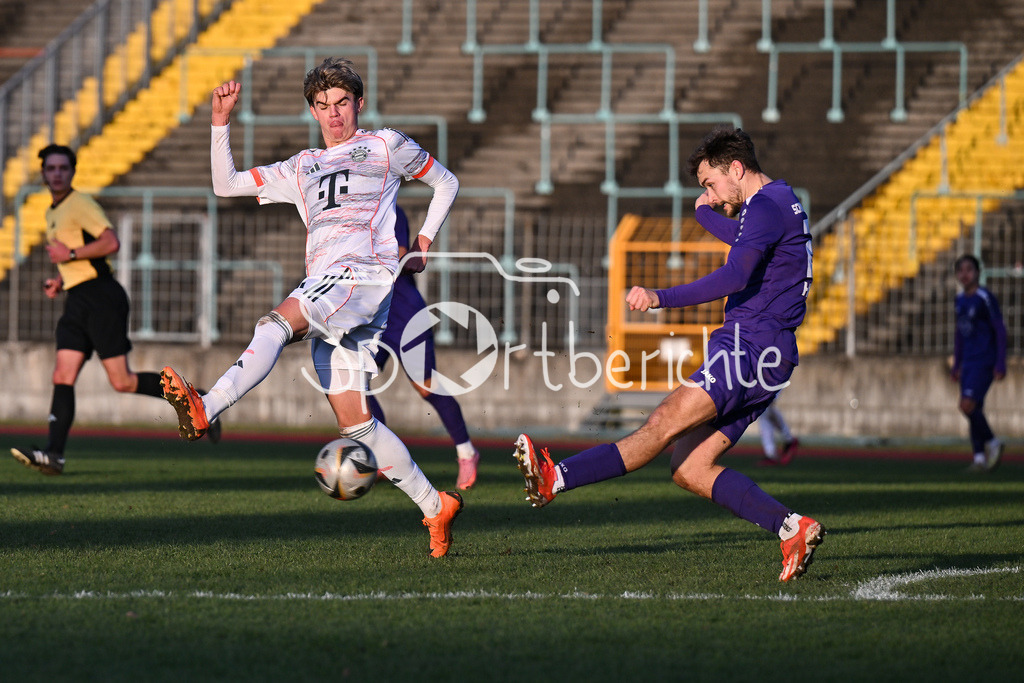 TSV Schwaben Augsburg - FC Bayern Amateure | AUGSBURG, GERMANY - 29. NOVEMBER: im Duell  Guido DELLA ROVERE (FC Bayern München II 19) und Elias HERZIG (TSV Schwaben Augsburg 24)  beim Ligaspiel zwischen dem TSV Schwaben Augsburg und den Amateuren des FC Bayern am 20. Spieltag der Regionalliga Bayern im Rosenaustadion