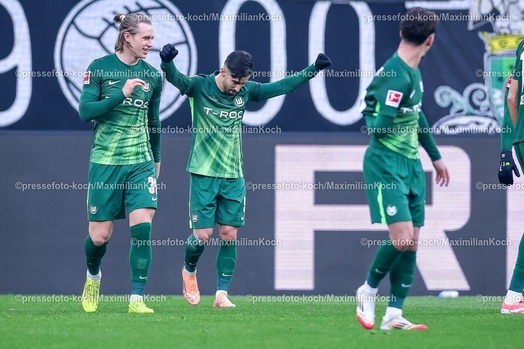 BMG13122501042 | 13.12.2025, Fußball, Borussia Mönchengladbach - VfL Wolfsburg, 1. Fußball Bundesliga, 14.Spieltag, Borussia-Park, Saison 2025 2026: Torjubel nach dem Tor zum 2:1 durch Torschütze Mohamed Amoura&nbsp;(VfL Wolfsburg #09)  DFB regulations prohibit any use of photographs as image sequences and or quasi-video.