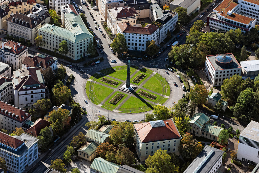 dr__0054128.jpg | MüNCHEN 07.10.2024 Karolinenplatz in München Maxvorstadt im Bundesland Bayern. Der Obelisk im Zentrum des Strahlenplatzes erinnert an die Gefallenen des Russlandfeldzuges. In den Kreisverkehr münden Brienner Straße, Barer Straße, Max-Joseph-Straße. // Circular Place Karolinenplatz in Munich in the state Bavaria, Germany. Foto: Daniel Reiter