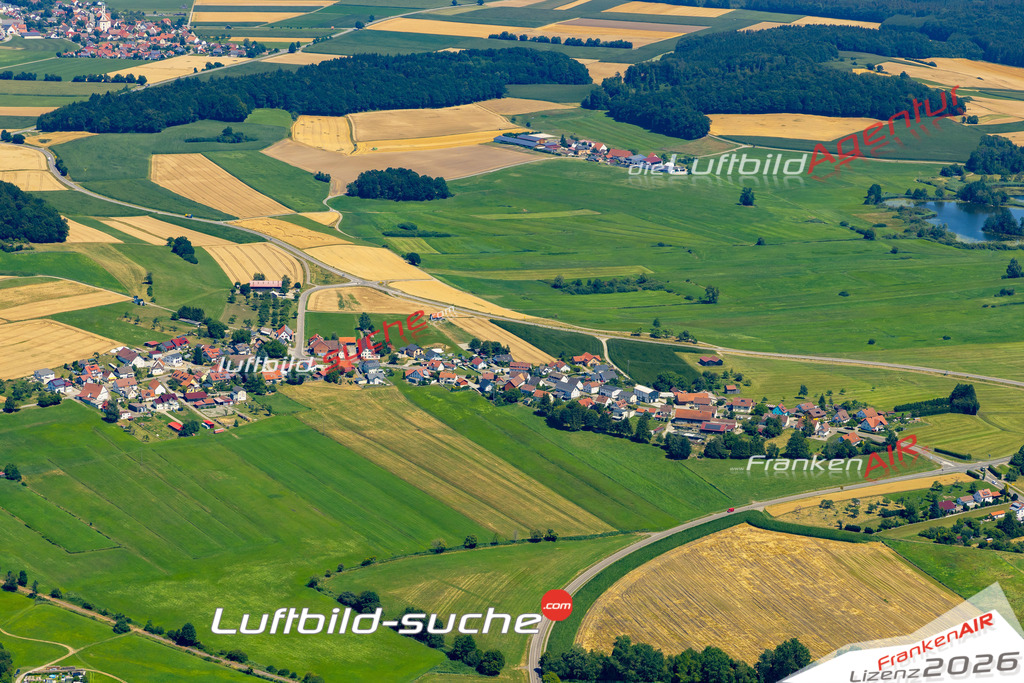 Aktuelles Luftbild von Kleinwinnaden Bad Schussenried - Die Luftaufnahme wurde 2022 mittels UL-Flugzeug erstellt ( keine Drohne ) - hochauflösende Kamera-Systeme von  Canon -Beste Qualität - Für grossformatige Ausdrucke geeignet. Die Geschenkidee !