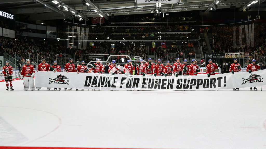 Augsburger Panther - Düsseldorfer EG | Die Spieler der Augsburger Panther bedanken sich bei den Fans / Abschied / Abstieg / Zuschauer / Support