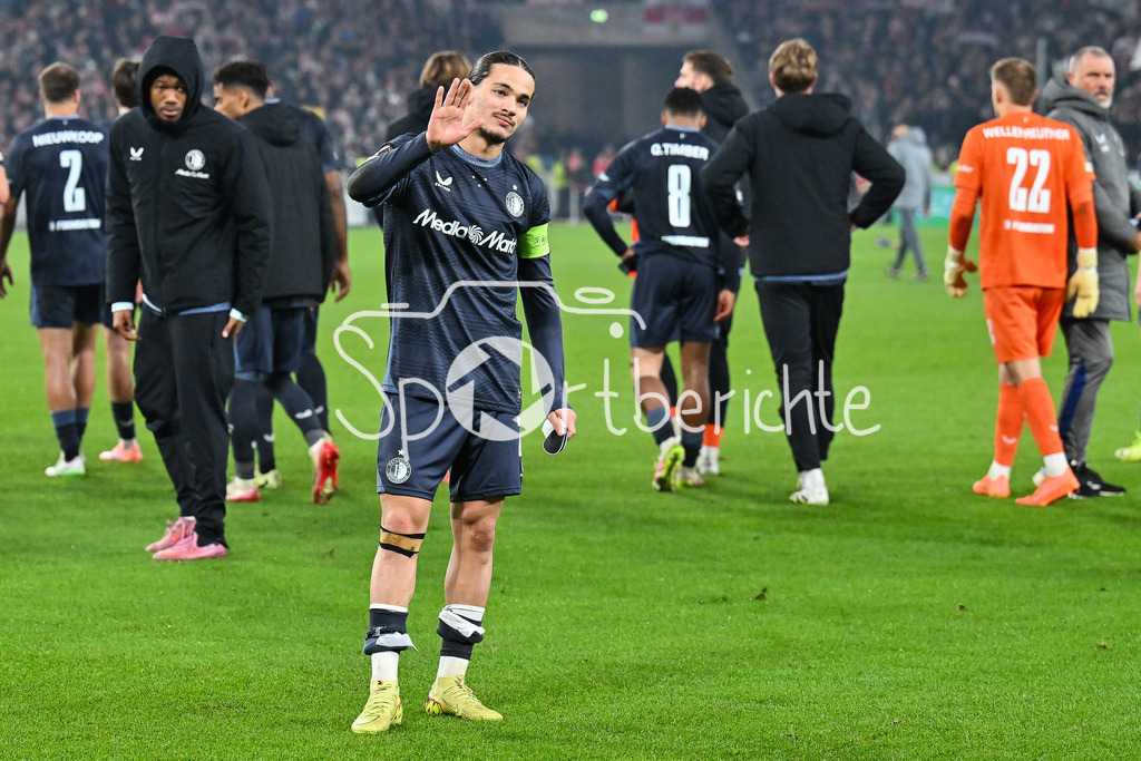 VfB Stuttgart - Feyenoord Rotterdam | STUTTGART, DEUTSCHLAND - 6. NOVEMBER: die Mannschaft aus Rotterdam bedankt sich nach der Partie bei den mitgereisten Fans beim Ligaspiel zwischen dem VfB Stuttgart und Feyenoord Rotterdam am 4. Spieltag der Europa League in der MHP-Arena am 06.11.2025 / Anis Hadj MOUSSA (Feyenoord Rotterdam 23)