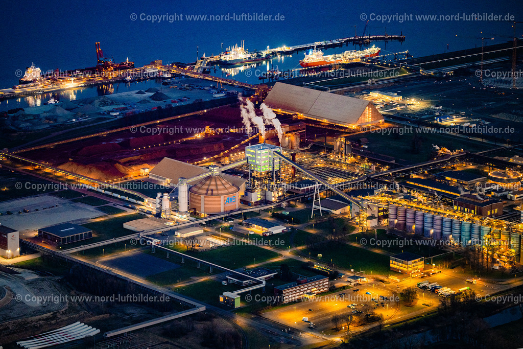 Stade_Bützfleth_AOS_Nachtaufnahme_ELS_5405060325 | STADE 06.03.2025 Nacht- Lichter und Beleuchtung Gebäude und Produktionshallen auf dem Fabrikgelände der Aluminium Oxid Stade GmbH an der Johann-Rathje-Köser-Straße im Ortsteil Bützfleth in Stade im Bundesland Niedersachsen, Deutschland. Weiterführende Informationen bei: AOS Aluminium Oxid Stade GmbH,  Dow Deutschland Anlagengesellschaft mbH. // Night lighting building and production halls on the premises of Aluminium Oxid Stade GmbH on street Johann-Rathje-Koeser-Strasse in the district Buetzfleth in Stade in the state Lower Saxony, Germany. Further information at: AOS Aluminium Oxid Stade GmbH,  Dow Deutschland Anlagengesellschaft mbH. Foto: Martin Elsen