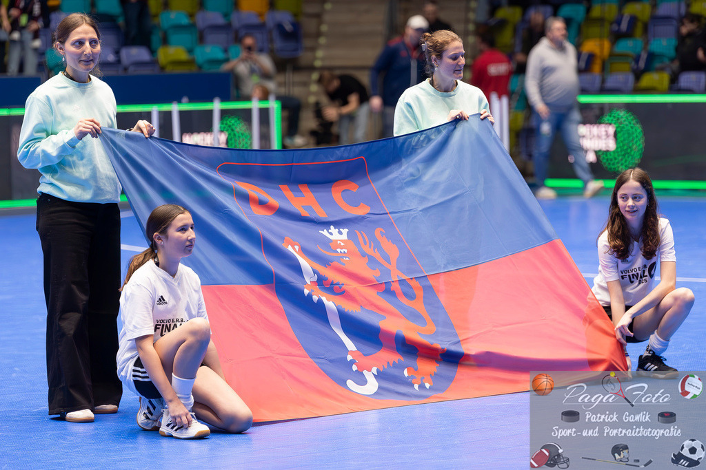 Volvo E.R.B. Final 4 Halbfinale Frauen: Mannheimer HC - Düsseldorfer HC, 25.01.2025 | Fahne bei der Teampräsentation vom üssldorfer HC, Mannheimer HC - Düsseldorfer HC, Frankfurt, Süwag Arena, 25.1.2025 - Realisiert mit Pictrs.com