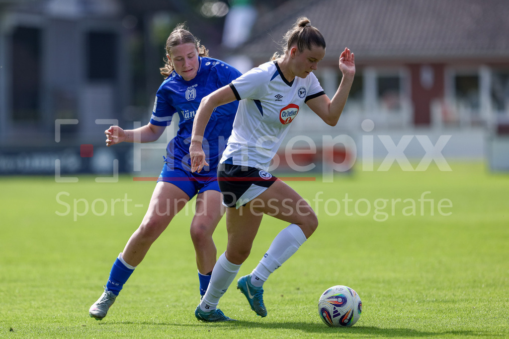 Fussball, Testspiel Frauen, SV Meppen - DSC Arminia Bielefeld | v.li.: Laura Bröring (SV Meppen, 6) und Thandie Reinkensmeier (DSC Arminia Bielefeld, 12) im Zweikampf, Duell, Dynamik, Aktion, Action, Spielszene