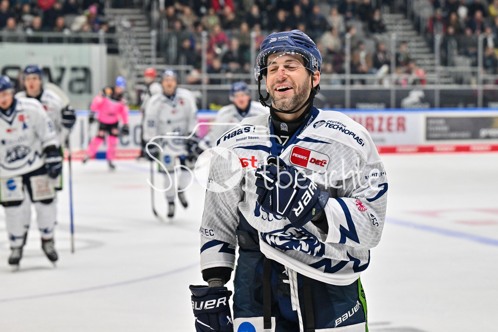 Augsburger Panther - Straubing Tigers | Jubel der Gaeste nach dem Treffer zum 0-4 durch Taylor LEIER  (Straubing Tigers #7) / Tor / Happy / Freude / Torschuetze / DEL: Augsburger Panther - Straubing Tigers, Curt Frenzel Stadiom am 20.10.2024