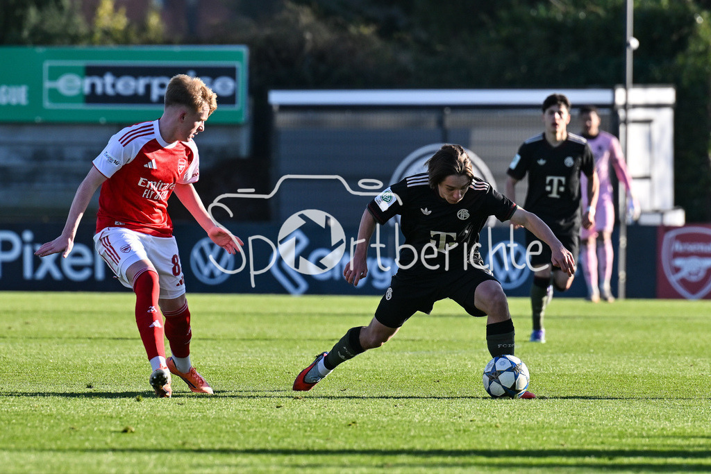 Arsenal London U19 - FC Bayern München U19 | BOREHAMWOOD, ENGLAND - 26. NOVEMBER: im duell Callan HAMILL (Arsenal FC U19 83) und Bohdan OLYCHENKO (FC Bayern München U19 11) beim Ligaspiel zwischen der U19 von Arsenal London und der U19 des FC Bayern München am 5. Spieltag der UEFA Youth League im Meadow Park am 26.11.2025