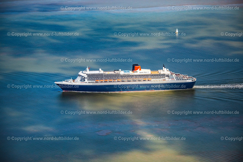 Queen_Mary_2_Kreuzfahrtschiff_ELS_9033150622 | BALJE 15.06.2022 Passagierschiff und Luxusliner- Schiff Queen Mary 2 in voller Fahrt auf der Elbe in Höhe Balje Landkreis Stade. // Passenger ship and luxury liner ship Queen Mary 2 at full speed on the Elbe near Balje in the district of Stade. Foto: Martin Elsen