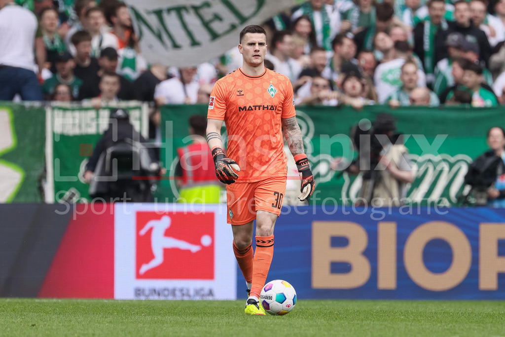Fussball, Bundesliga, SV Werder Bremen - Borussia Mönchengladbach | v.li.: Michael Zetterer (Torhüter, Torwart, SV Werder Bremen, 30) am Ball, Freisteller, Einzelbild, Ganzkörper, Aktion, Action, Spielszene, DIE DFL-RICHTLINIEN UNTERSAGEN JEGLICHE NUTZUNG VON FOTOS ALS SEQUENZBILDER UND/ODER VIDEOÄHNLICHE FOTOSTRECKEN. DFL REGULATIONS PROHIBIT ANY USE OF PHOTOGRAPHS AS IMAGE SEQUENCES AND/OR QUASI-VIDEO.