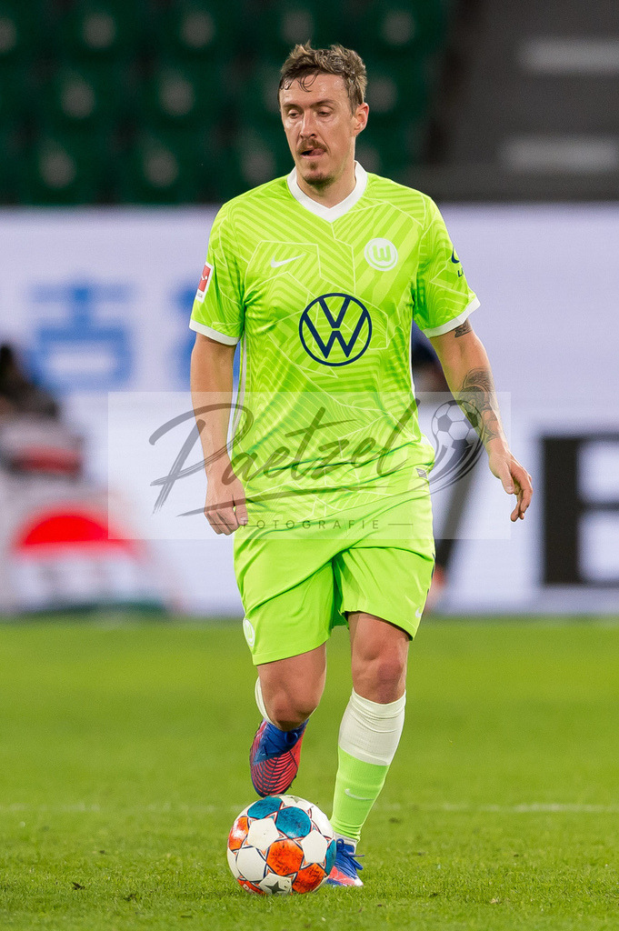WOBFUE20220206_032 | Fussball, Herren: Max Kruse (VfL Wolfsburg) in Aktion, am Ball, Einzelaktion bei dem Spiel der 1. Bundesliga zwischen VfL Wolfsburg und SpVgg Greuther Fuerth in der Volkswagen Arena am 06.02.2022 in Wolfsburg, Deutschland.DFB / DFL REGULATIONS PROHIBIT ANY USE OF PHOTOGRAPHS AS IMAGE SEQUENCES AND/OR QUASI-VIDEO. - Realisiert mit Pictrs.com