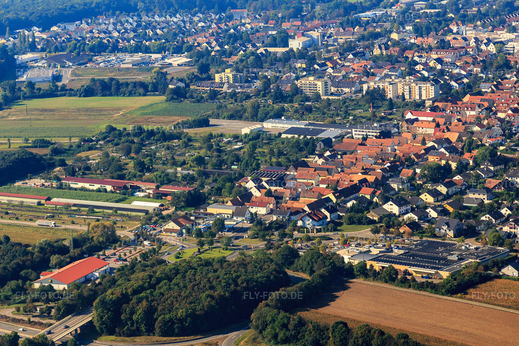 Luftbild: Rheinstr und Kreisverkehr and der Aral-Tankstelle von Nordosten in Kandel im Bundesland Rheinland-Pfalz in Deutschland. Foto: IMG_094902.jpg vom 24.09.2016 durch Werner Riehm/FLY-FOTO.deMarkus Götz - Rheinstraße 128 - Kandel - Aral Tankstelle