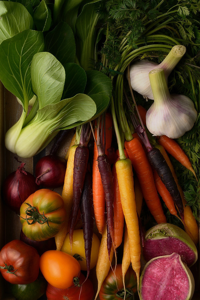 Gemüsekiste  | Foodfoto, Holzkiste mit diversen Gemüsesorten - Realisiert mit Pictrs.com