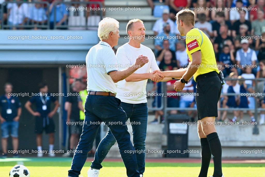 ATUS Velden vs. GAK | Ehrenanstoss ÖFB Präsident Klaus Mitterdorfer, Florian Jäger Referee, ATUS Velden vs. GAK, ATUS Velden vs. GAK am 26.07.2024 in Villach (Stadion Lind), Austria, (Photo by Bernd Stefan)