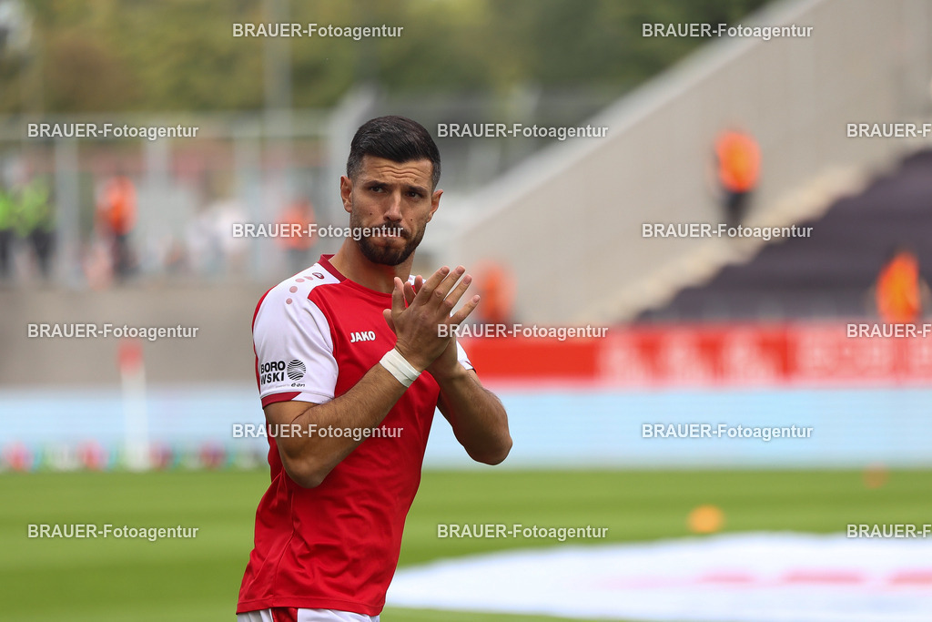 Rot-Weiss Essen - Hansa Rostock | Essen, Deutschland, 20.09.2025 Klaus Gjasula  (Rot-Weiss Essen) begrüßt die Fanswährend des 3.Liga Spiels zwischen  Rot-Weiss Essen und Hansa Rostock am 20.09.2025 im Stadion an der Hafenstraße in Essen. (Foto von Timo Bluhmki-Schmidt/Brauer Fotoagentur