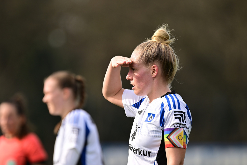 Fußball I Frauen I Saison 2024-2025 I 2. Bundesliga I 19. Spieltag I Hamburger SV - SV 67 Weinberg | Sarah-Vanessa Stöckmann (22, Hamburger SV) hält ausschau auf die Aufstiegsplätze - Realisiert mit Pictrs.com