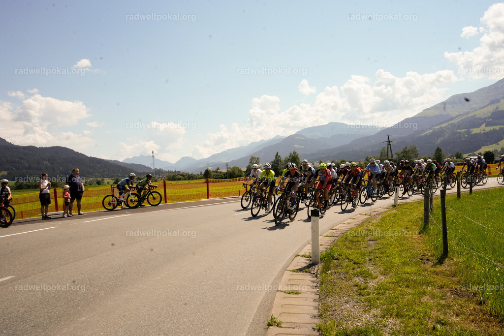 261_20230817_Bewerb_Maenner_Muehlanger | AUT - OESTERREICH, 2023-08-16: SPORT RENNRAD-FAHREN - 55. INTERNATIONALER RADWELTPOKAL IN ST. JOHANN IN TIROL  - Vintage-Radrennen mit WM-Bronze-Medaillen-Siegerin Christina Schweinberger, den Teilnehmer und Alexander Baumann (vom Orginastions-Team) - TAG 2 BEWERB MAENNER IN SECHS GRUPPEN  ; Foto: Roland Muehlanger