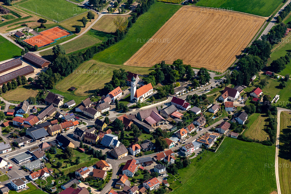 Luftbild: Mauritiuskirche im Ortszentrum in Langenenslingen im Bundesland Baden-Württemberg in Deutschland. Foto: IMG_129304.jpg vom 05.09.2021 durch Werner Riehm/FLY-FOTO.de