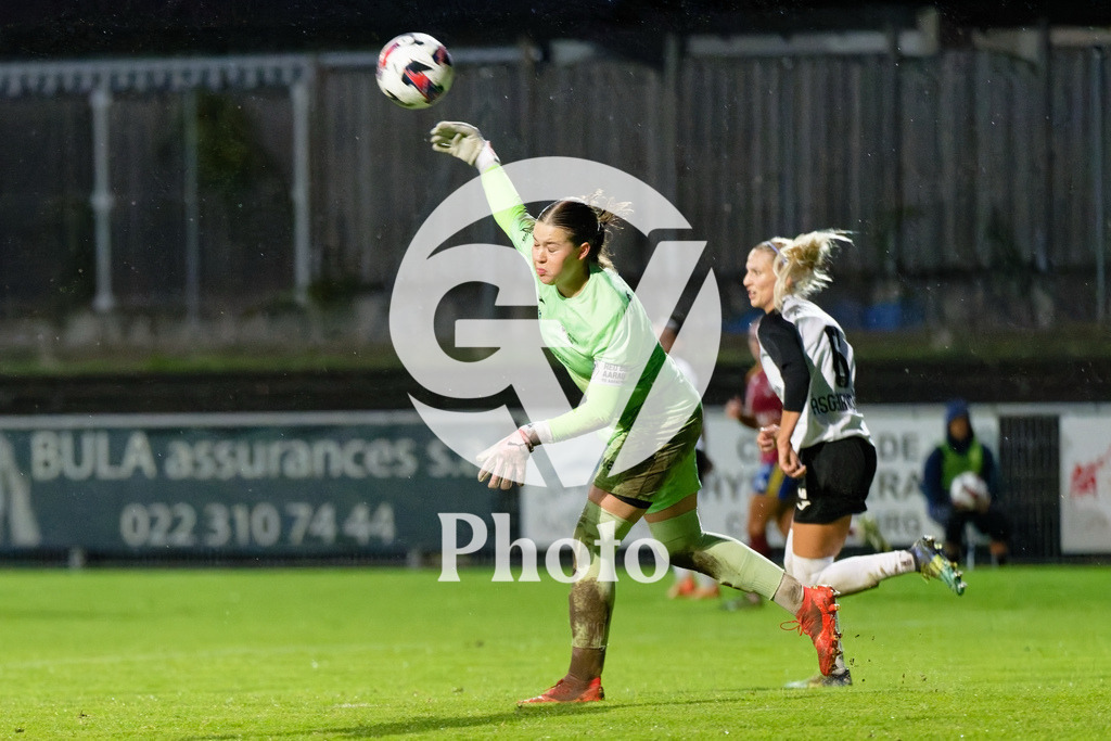 DZ8_7166_c | Switzerland: AXA Womens Super League 2025/26, Servette FC Chenois Feminin vs FC Aarau Frauen - Stade des Trois-Chene, Chene-Bourge: Lorena Barth (1 FC Aarau Frauen) passes the ball 