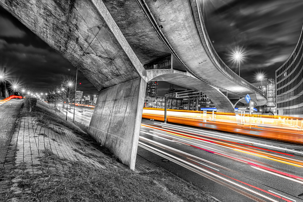 Die Brücke über die Heilbronner in Stuttgart bei Nacht--Colorkey | Die tolle Brücke über die Heilbronner Straße in Stuttgart in einem dramatischen Colorkey Look. - Realisiert mit Pictrs.com