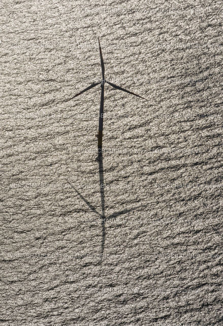 Zingst12082432OffShoreWindkraft | Windpark EnBW Baltic 1, Offshore-Windpark in der Ostsee vor der Küste Mecklenburg-Vorpommerns, nördlich der Halbinsel Fischland-Darß-Zingst, Windkraftanlage mit Schatten, Wolkenschatten,  Windkraftwerk, Windenergie , Darßer Ort, Ostsee, Mecklenburg-Vorpommern, Deutschland, Europa