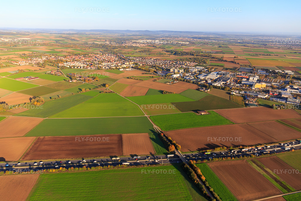 Luftbild: Stadtübersicht jenseits der A81 aus Süden im Ortsteil Münchingen in Korntal-Münchingen im Bundesland Baden-Württemberg in Deutschland. Foto: IMG_119200.jpg vom 14.10.2019 durch Werner Riehm/FLY-FOTO.de