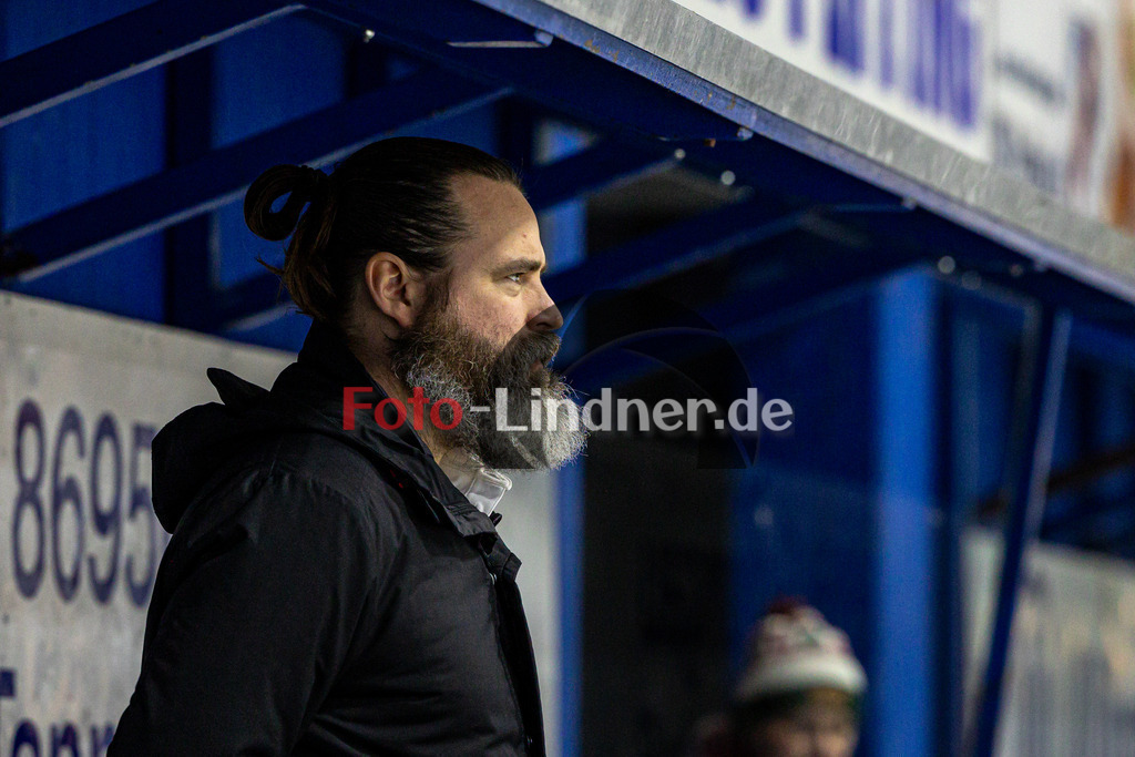 EC Peiting vs Deggendorfer SC | Eishockey Oberliga Süd 2023/2024, EC Peiting vs Deggendorfer SC, 20231230,
Ty Morris (ECP Trainer),
2023-12-30 in Peiting (Eisstadion)
Ty Morris (ECP Trainer)
Copyright: WolfgangxLindner foto-lindner.de