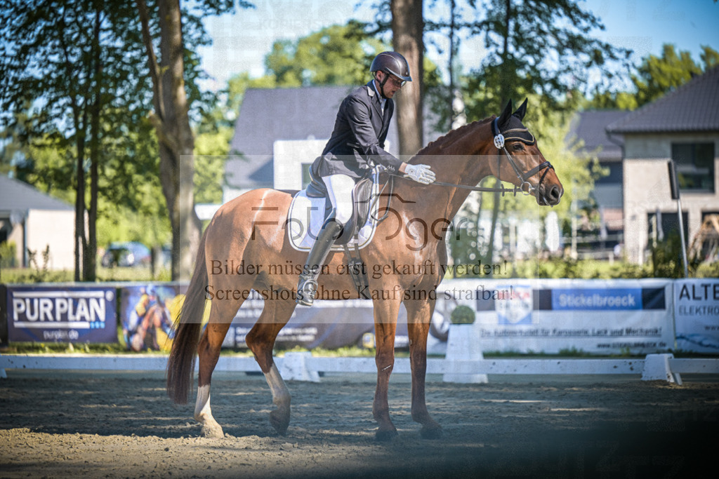 DOS_7052 | Entdecke hochwertige Reitturnierfotos von Foto Oger. Professionell, emotional und authentisch – jetzt Lieblingsmomente im Shop bestellen.Deutschlandweite Turnierfotografie. - Realisiert mit Pictrs.com