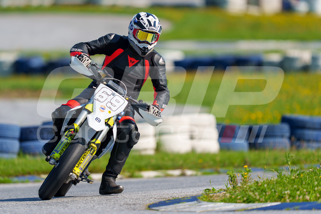 SuperMoto_Staatsmeisterschaft_Greinbach_170 | GRIPcapture steht für authentische Sportfotografie in Österreich – für Momente, die mehr sind als Geschwindigkeit oder Ergebnis. Es geht um Emotion, Spannung, Fokus und den Augenblick, der oft nur einen Wimpernschlag dauert.Ob Motorsport, Teamsport oder 