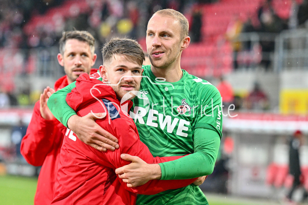 SSV Jahn Regensburg - 1. FC Köln | Die Spieler des FC bedanken sich bei den mitgereisten Fans nach dem Sieg in Regensburg / 2. Bundesliga: SSV Jahn Regensburg - 1. FC Koen, Jahnstadion am 08.12.2024 / Marvin SCHWAEBE (1. FC Koeln 1) / Dejan LJUBICIC (1. FC Koeln 7)