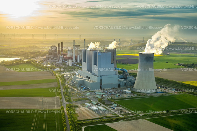 Grevenbroich240403951NeurathRWE_PowerKraftwerkNeurathBOA 2_3 | Luftbild, RWE Power AG Braunkohlenkraftwerk Neurath BoA 2 und 3 im Gegenlicht, die Abendsonne über Wiesen und Feldern, hinten ein Windräderpark, Neurath, Grevenbroich, Rheinland, Nordrhein-Westfalen, Deutschland