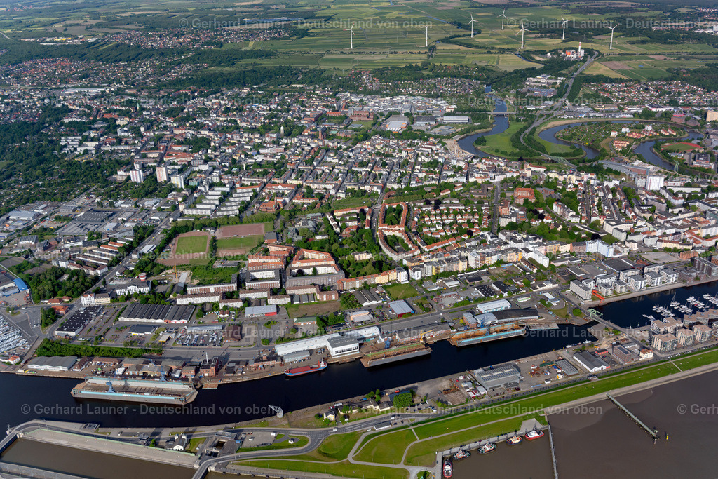4030583 | BREMERHAVEN 01.06.2020 Stadtansicht am Ufer des Flussverlaufes der Weser mit Hafen in Bremerhaven im Bundesland Bremen, Deutschland. Weiterführende Informationen bei: Stadt Bremerhaven. // City view on the river bank of the Weser river with port in Bremerhaven in the state Bremen, Germany. Further information at: Stadt Bremerhaven. Foto: Gerhard Launer
