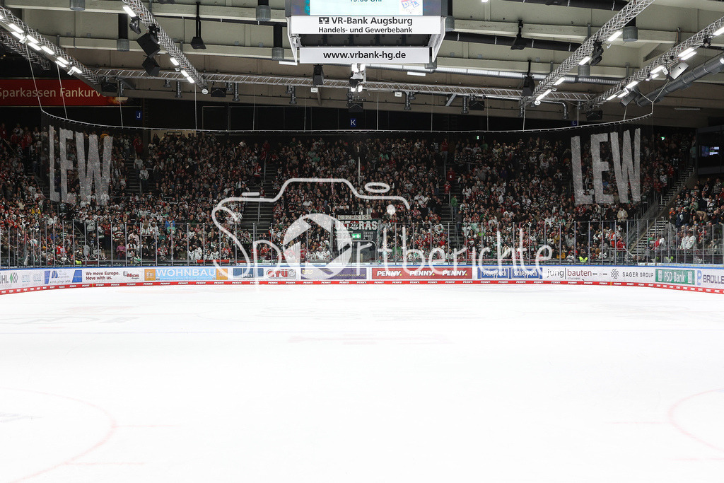 Augsburger Panther - Nürnberg ICE Tigers | Die Heimkurve des Curt Frenzel Stadion feiert den 6-2 Heimsieg im DEL Retro Spiel gegen Nuernberg / Retro Derby