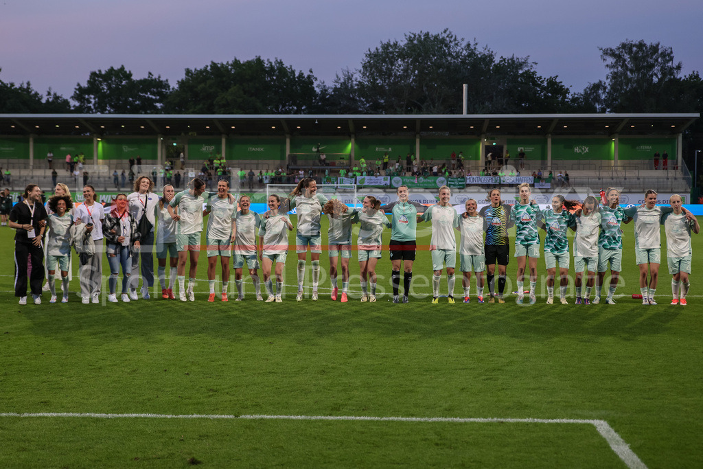 Fussball, Google Pixel Frauen-Bundesliga, VfL Wolfsburg - SV Werder Bremen | v.li.: Spielerinnen des SV Werder Bremen mit Jubel über den Punktgewinn, Freude über das Unentschieden, DIE DFB-RICHTLINIEN UNTERSAGEN JEGLICHE NUTZUNG VON FOTOS ALS SEQUENZBILDER UND/ODER VIDEOÄHNLICHE FOTOSTRECKEN. DFB REGULATIONS PROHIBIT ANY USE OF PHOTOGRAPHS AS IMAGE SEQUENCES AND/OR QUASI-VIDEO.