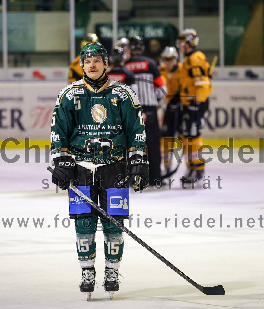 2025-11-02_137_TSV_Erding_gegen_EV_Fuessen | Erding, Deutschland, 02.11.2025:Eishockey, Oberliga Süd 2025 / 2026, 15. Spieltag, TSV Erding gegen EV Füssen, Endergebnis: 2:6Elias Maier (Erding Gladiators, #15)Foto: Christian Riedel / fotografie-riedel.net