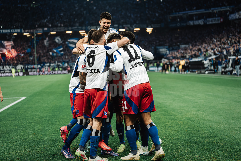 Fußball | Männer | Saison 2024/2025 | 2. Fußball-Bundesliga | 33. Spieltag | Hamburger SV vs. SSV Ulm 1846 | 10.05.2025 | HSV jubelt nach dem Eigentor von Philipp Strompf (#32, SSV Ulm 1846)