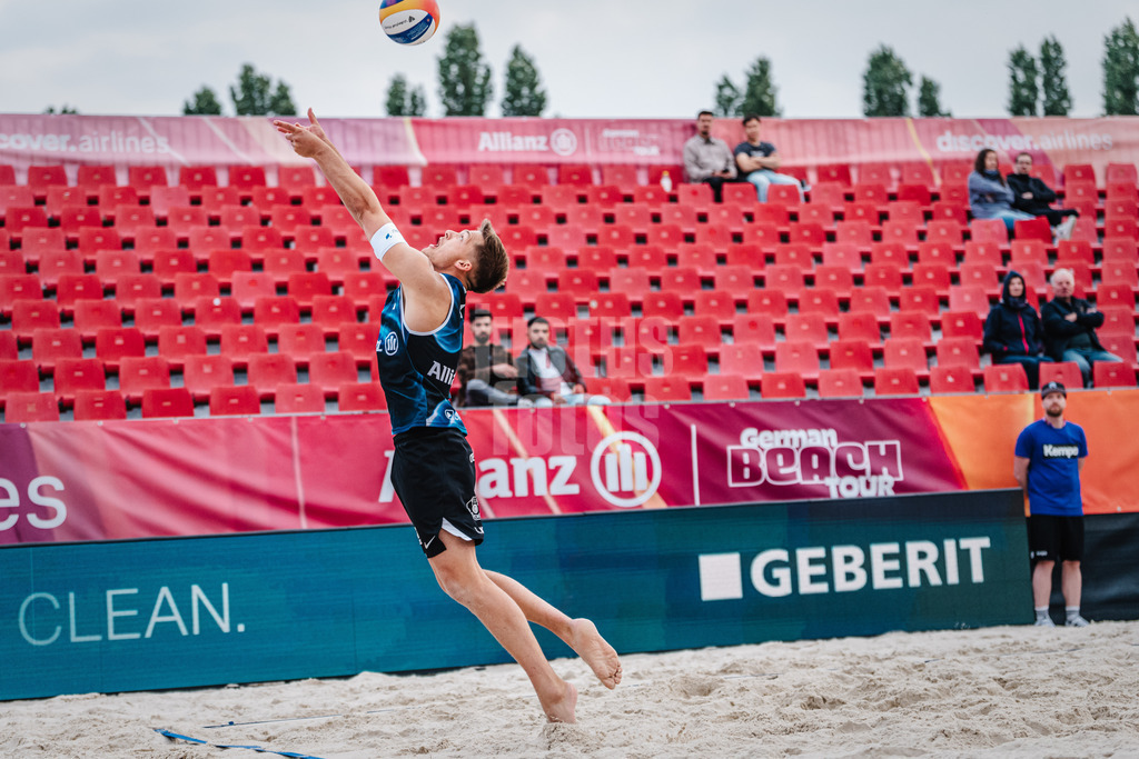 Beachvolleyball | Männer | German Beach Tour 2024 | Tourstop Bremen | 06.06.2024 | Luis Kubo spielt den Ball