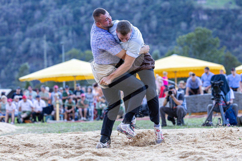 TESSINER2025_06_Gang_1548 | Die Schwinger des Schwyzer Kantonalen Schwingerverbandes: Fotos, die Dynamik und Leidenschaft festhalten, sowie emotionale Momente aus dem traditionellen Schwingsport zeigen. - Realisiert mit Pictrs.com