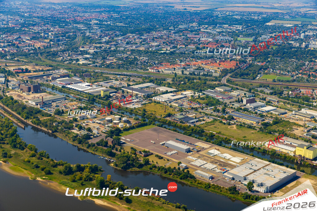 Schrägluftbild  Industriehafen  Magdeburg - Das Luftbild wurde 2025 vom UL-Flugzeug heraus erstellt (ohne Drohne- keine Drohnenaufnahme ) - Hochauflösende Luftaufnahme -Nicht vergleichbar mit Google Maps oder Satelittenbilder- Die Geschenkidee !Mit Lizenz und Bildrechte bestellbar
