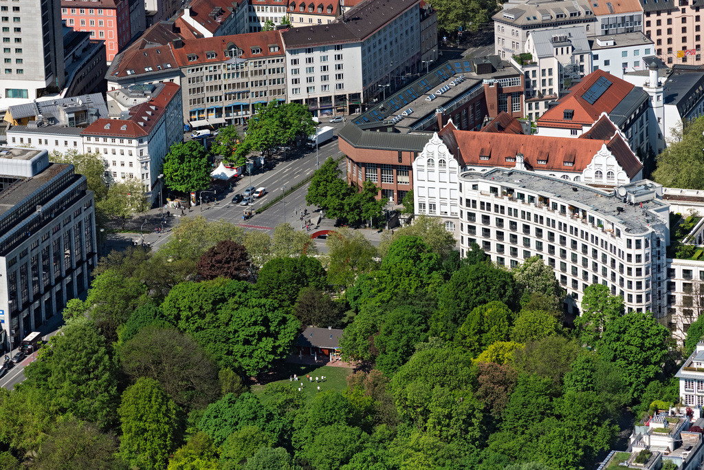 dr__0063614.jpg | MüNCHEN 29.04.2025 Parkanlage Alter Botanischer Garten an der Sophienstraße in München im Bundesland Bayern, Deutschland. // Park of Alter Botanischer Garten on street Sophienstrasse in Munich in the state Bavaria, Germany. Foto: Daniel Reiter