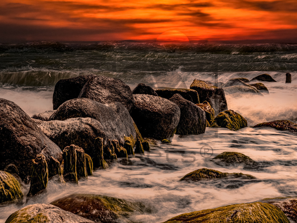 Sonnenuntergang auf Rügen | Sonnenuntergang auf Rügen. Dieses Bild eignet sich durch seine reduzierte Helligkeit am Besten für helle Umgebungen oder zur Inszenierung durch eine gezielte Beleuchtung. - Realisiert mit Pictrs.com