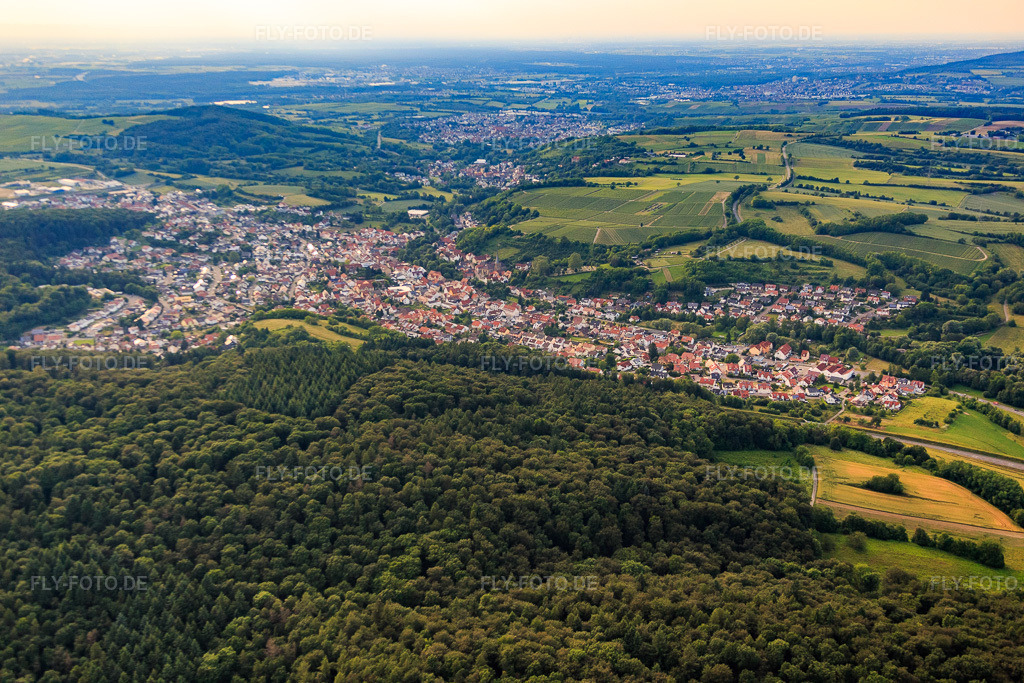 Luftbild: Ortsansicht aus Norden in Östringen im Bundesland Baden-Württemberg in Deutschland. Foto: IMG_089370.jpg vom 10.06.2016 durch Werner Riehm/FLY-FOTO.de