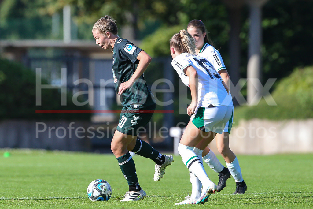 Fussball, DFB-Pokal Frauen, Borussia Mönchengladbach - SV Werder Bremen | v.li.: Christin Meyer (SV Werder Bremen, 20) und Yvonne Brietzke (Borussia Mönchengladbach, 19) im Zweikampf, Duell, Dynamik, Aktion, Action, Spielszene, DIE DFB-RICHTLINIEN UNTERSAGEN JEGLICHE NUTZUNG VON FOTOS ALS SEQUENZBILDER UND/ODER VIDEOÄHNLICHE FOTOSTRECKEN. DFB REGULATIONS PROHIBIT ANY USE OF PHOTOGRAPHS AS IMAGE SEQUENCES AND/OR QUASI-VIDEO.