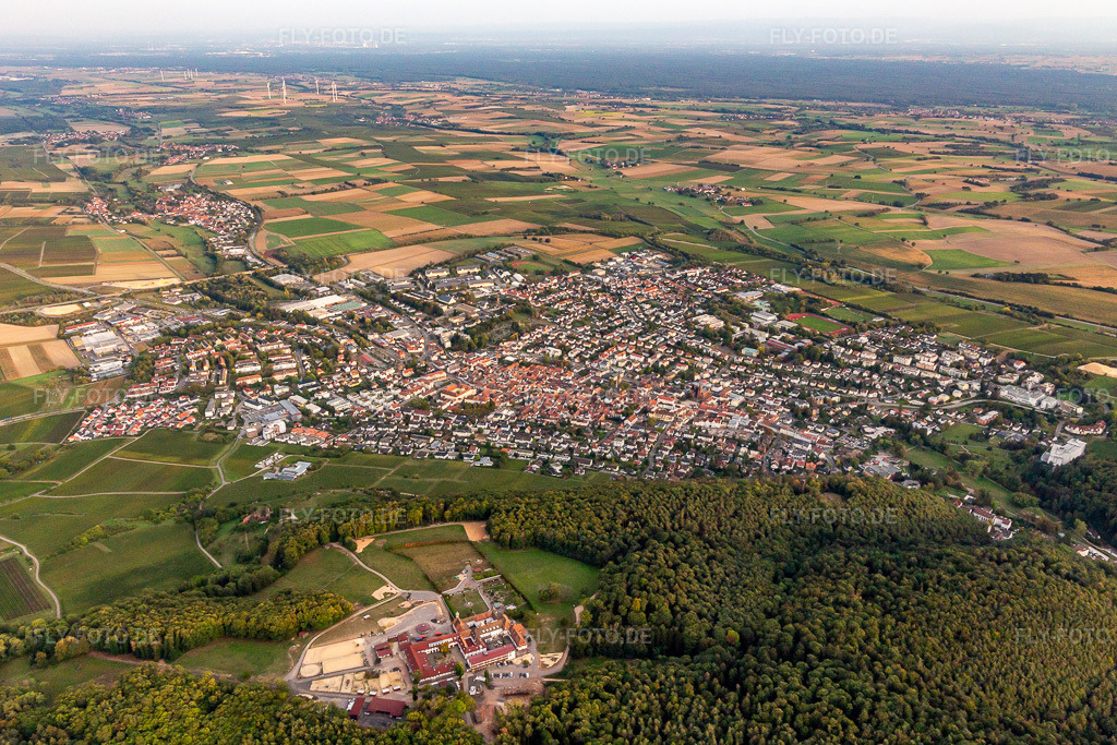 Luftbild: Ortsansicht von Nordwesten in Bad Bergzabern im Bundesland Rheinland-Pfalz in Deutschland. Foto: IMG_139102.jpg vom 30.09.2023 durch Werner Riehm/FLY-FOTO.de