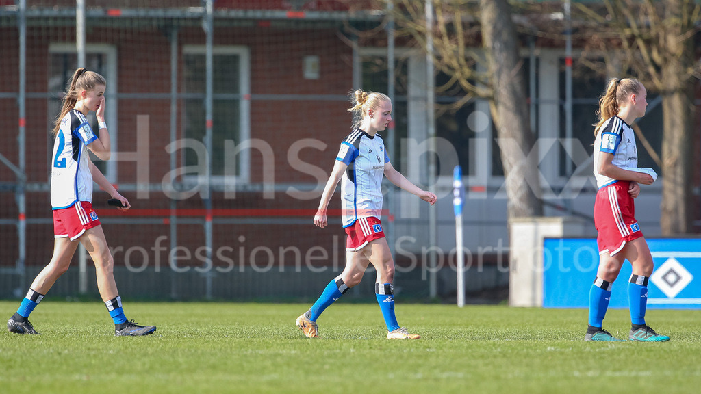 Fussball, 2. Frauen-Bundesliga, Hamburger SV - Eintracht Frankfurt II | v.li.: Irma Schittek (Hamburger SV, 12), Sophie Profe (Hamburger SV, 14) und Svea Stoldt (Hamburger SV, 8) enttäuscht über die Niederlage, Enttäuschung nach dem Schlusspfiff, Abpfiff, Highlight, Verlierer, verloren, Frustration, pessimistisch,, DIE DFB-RICHTLINIEN UNTERSAGEN JEGLICHE NUTZUNG VON FOTOS ALS SEQUENZBILDER UND/ODER VIDEOÄHNLICHE FOTOSTRECKEN. DFB REGULATIONS PROHIBIT ANY USE OF PHOTOGRAPHS AS IMAGE SEQUENCES AND/OR QUASI-VIDEO.