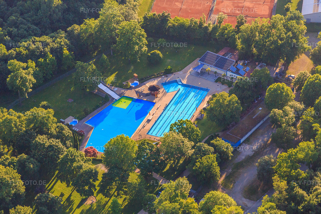 Luftbild: Waldschwimmbad Breisach in Breisach am Rhein im Bundesland Baden-Württemberg in Deutschland. Foto: IMG_147817.jpg vom 30.05.2025 durch Werner Riehm/FLY-FOTO.deWaldschwimmbad - Waldschwimmbad