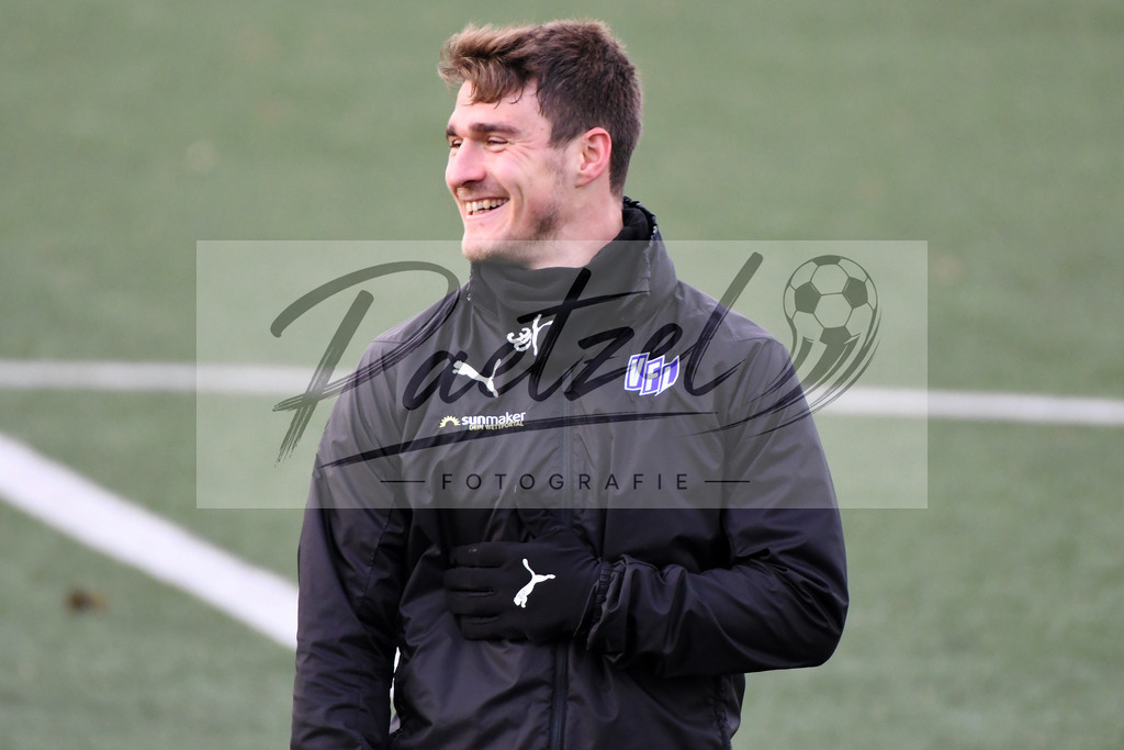 20200131_TRAOSN_0079 | Fußball, Herren: Benjamin Girth (VfL Osnabrueck) lacht waehrend der Trainingseinheit des VfL Osnabrueck im Sportpark Illoshoehe am 31.01.2020 in Osnabrueck, Deutschland. - Realisiert mit Pictrs.com