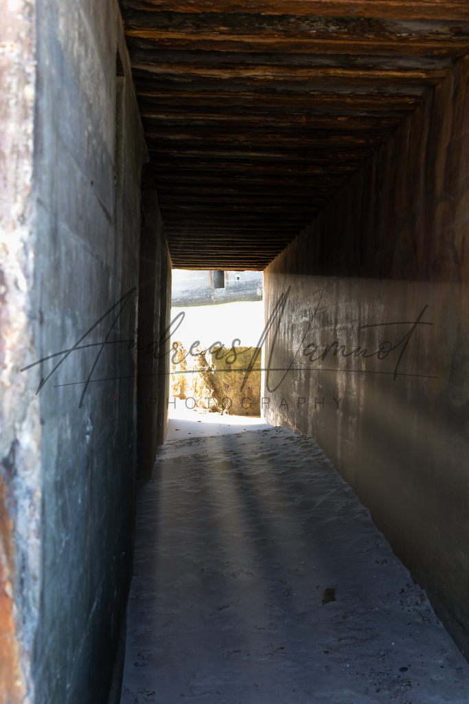 Blick durch den Bunker | Blick durch den Bunker am Strand von Vigso, Olsenbande-Bunker - Realisiert mit Pictrs.com
