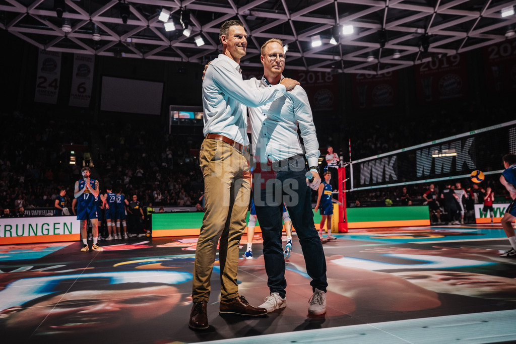 Volleyball | Männer | Testspiel | Deutschland vs. Italien | 26.05.2025 | v.l. Marcus Böhme wird von Jaromir Zachrich (DVV Vorstand Sport) geehrt